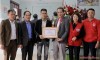 Trao tặng Bằng khen của Trung ương Hội Chữ thập đỏ Việt Nam cho người cứu cháu bé rơi từ tầng 12