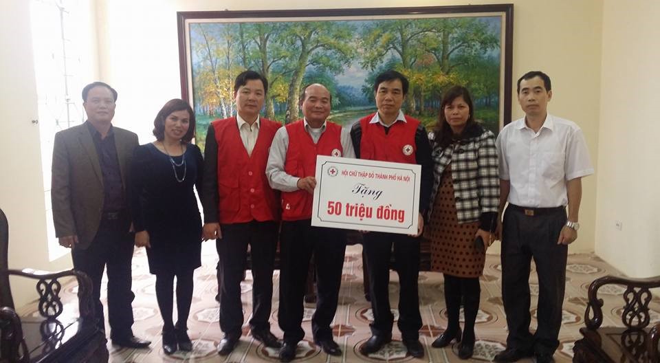 Ông Ngô Tiến Dụng, UVBTV TƯ Hội Chữ thập đỏ Việt Nam, Chủ tịch Hội Chữ thập đỏ thành phố trao tặng quà tới Hội Chữ thập đỏ tỉnh Vĩnh Phúc