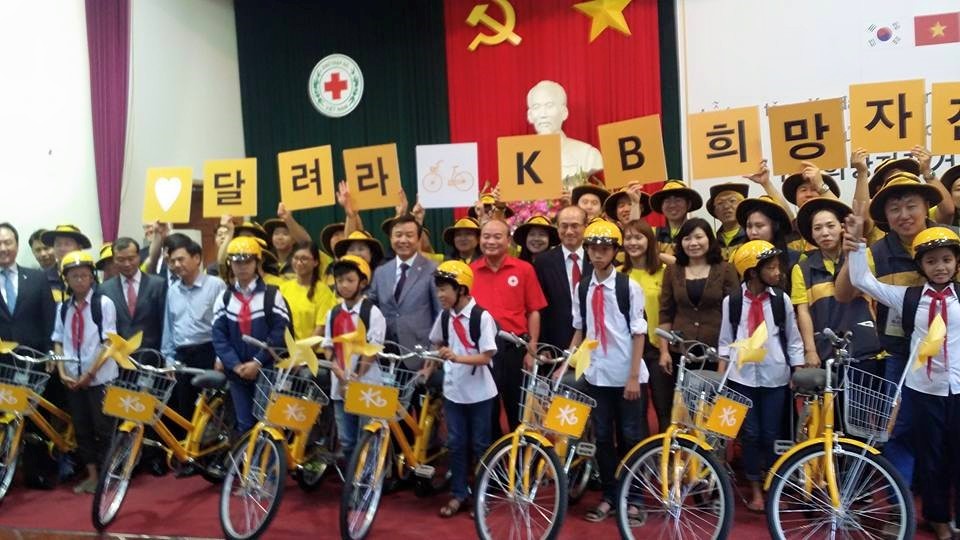 Tổng lãnh sự đại sứ quán Hàn Quốc, đại diện lãnh đạo ngân hàng KB Hàn Quốc,  ông Ngô Tiến Dụng, UV BTV TƯ Hội CTĐ Việt Nam- Chủ tịch Hội CTĐ TP Hà Nội cùng các tình nguyện viên Hàn Quốc trao tặng xe đạp hy vọng cho các em học sinh huyện Thường Tín, Hà Nội
