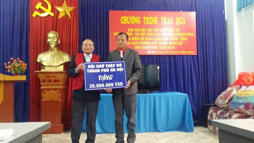 Ông Ngô Tiến Dụng –UV Ban Thường vụ TƯ Hội CTĐ Việt Nam – Chủ tịch Hội CTĐ TP Hà Nội trao tặng quà tới người có hoàn cảnh khó khăn của tỉnh Cao Bằng