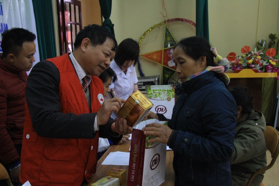 Gần 600 người nghèo được khám bệnh, cấp thuốc miễn phí2