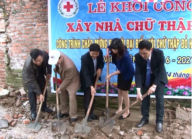 Đại diện các ban ngành đoàn thể huyện Phúc Thọ tại Lễ khởi công xây nhà Chữ thập đỏ