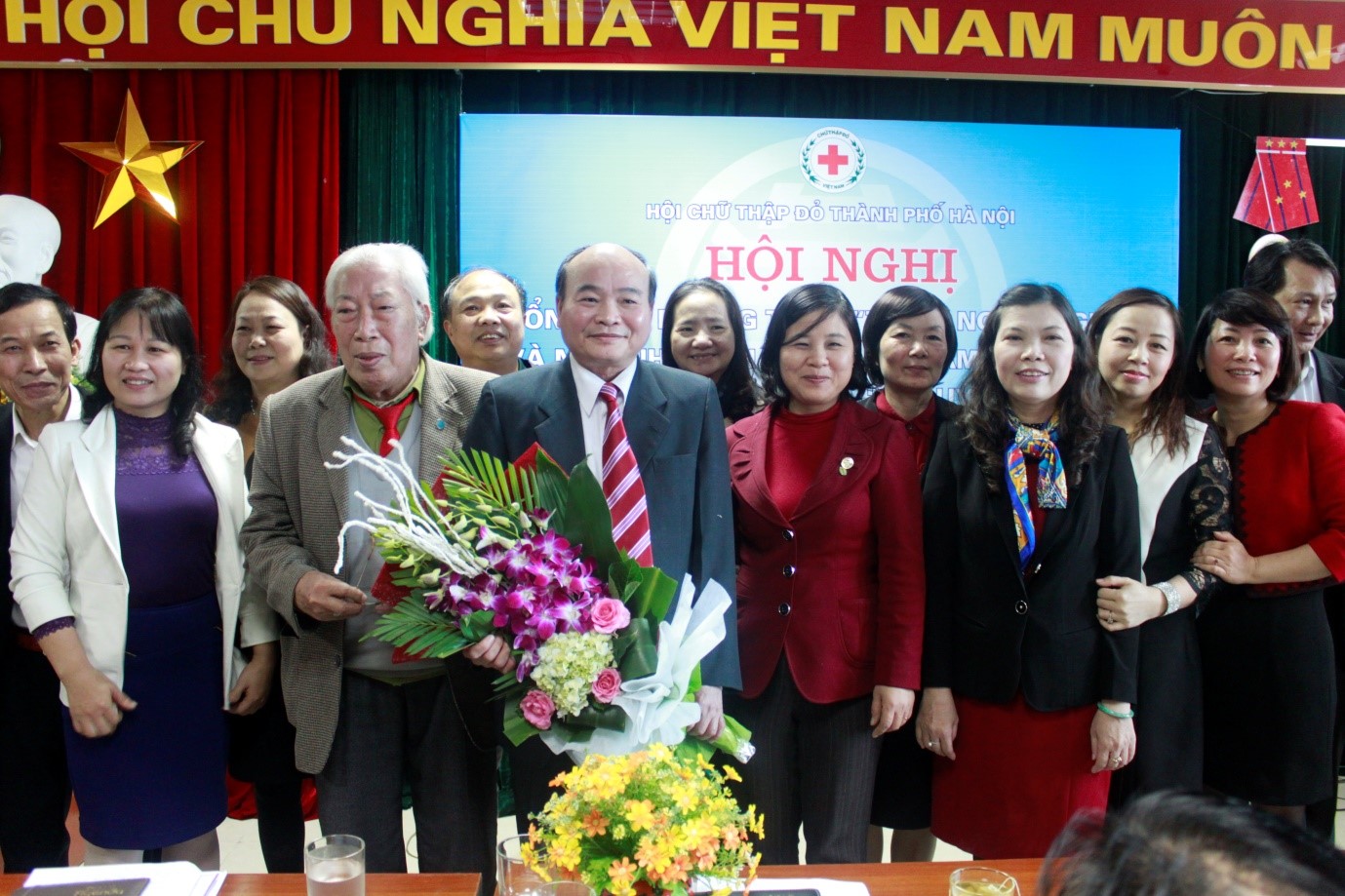 Lãnh đạo Hội Chữ thập đỏ các quận, huyện, thị xã; Chi hội tán trợ chia tay và tri ân đồng chí Ngô Tiến Dụng Nguyên Chủ tịch Hội Chữ thập đỏ thành phố Hà Nội