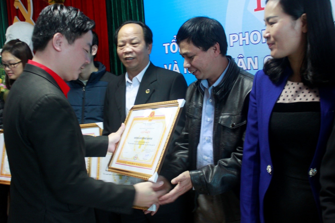 Ông Nguyễn Sỹ Trường – Phó Chủ tịch Hội CTĐ thành phố Hà Nội trao tặng Giấy khen của Hội CTĐ TP Hà Nội cho những tập thể, cá nhân, nhà hảo tâm có thành tích xuất sắc trong Phong trào