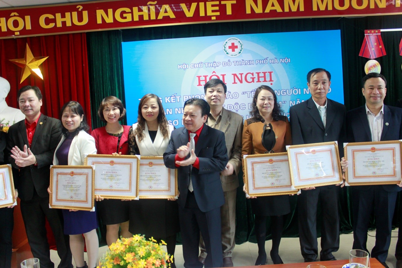 Ông Trương Hán Phu – Phó Chủ tịch Hội CTĐ thành phố Hà Nội và Ông Nguyễn Sỹ Trường – Phó Chủ Tịch Hội CTĐ thành phố Hà Nội trao Bằng khen của TW Hội CTĐ Việt Nam cho những tập thể, cá nhân