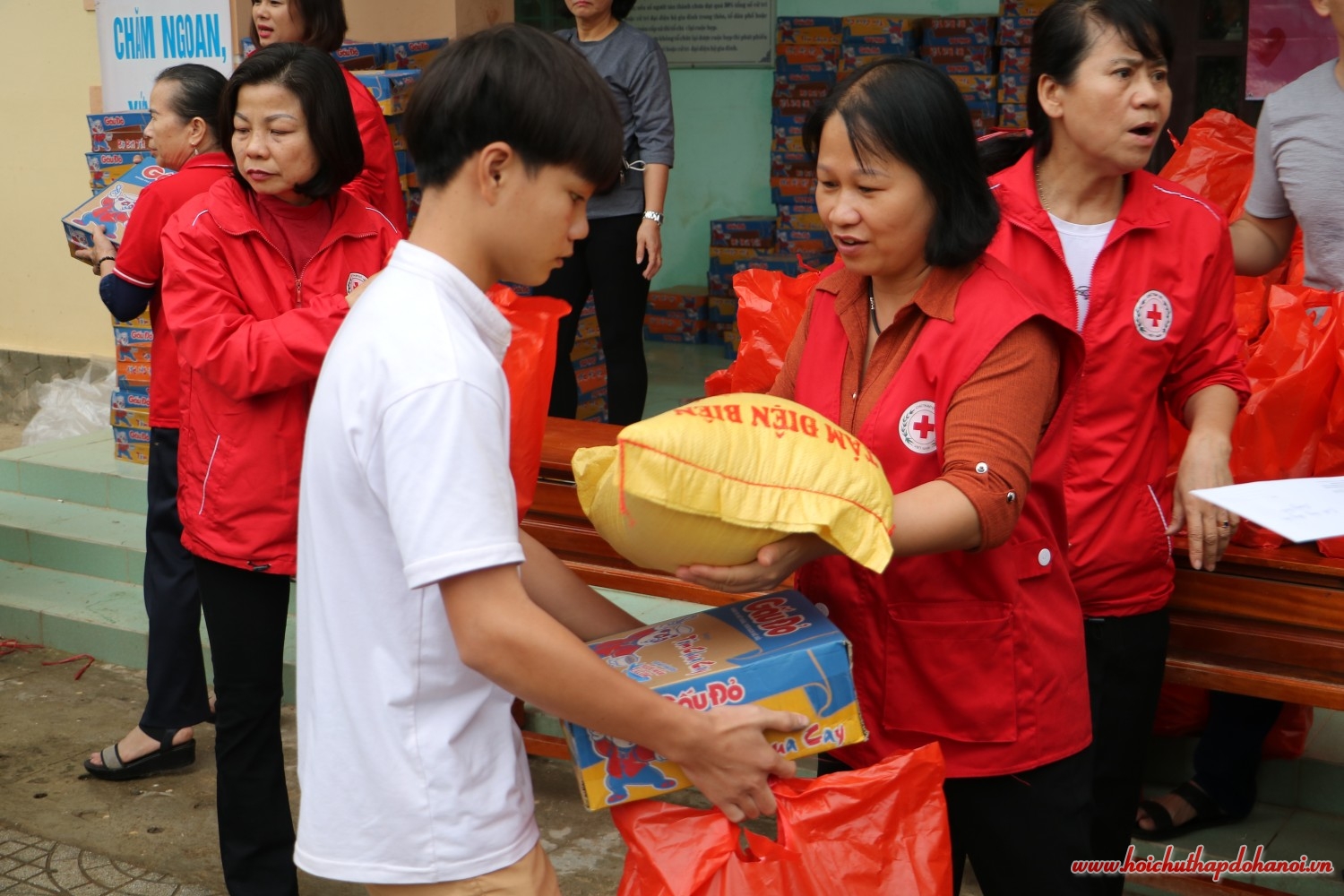 C Yến Hoàng Mai tặng quà