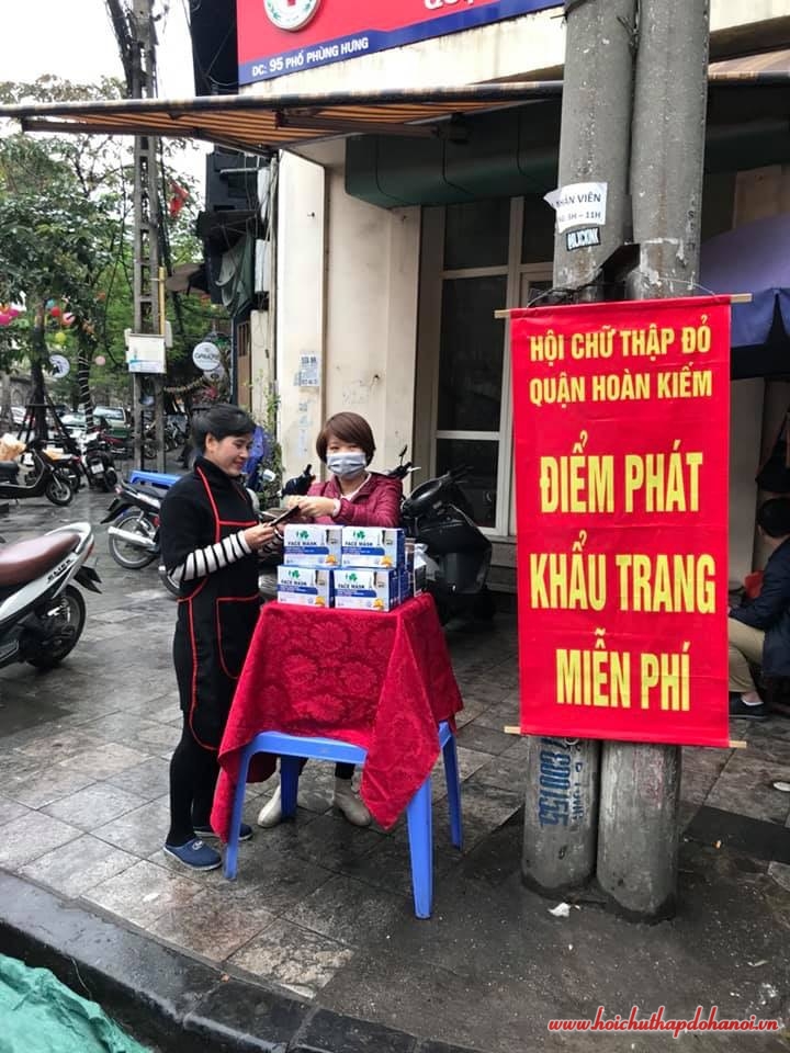 Hội CTĐ Q Hoàn Kiếm phát khẩu trang