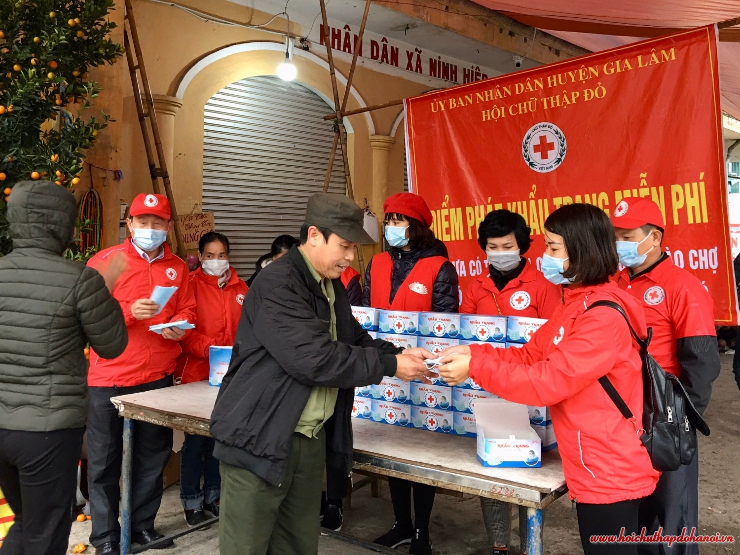 Cán bộ, hội viên, TNV Chữ thập đỏ huyện Gia Lâm phát khẩu trang miễn phí tới người dân tại chợ Ninh Hiệp
