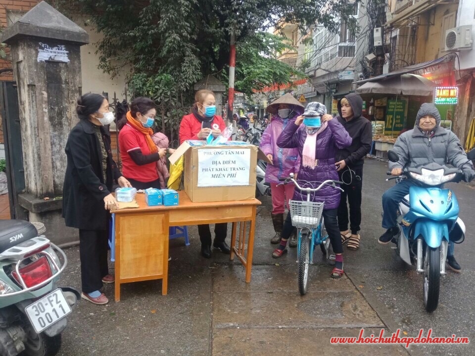 Phát khẩu trang tại chợ quận Hoàng Mai