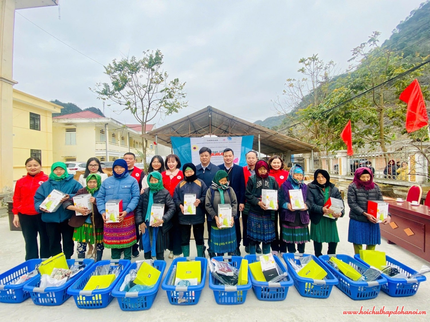 Trao tặng quà tới 150 phụ nữ khó khăn, phụ nữ đơn thân tại xã Sủng Trà, huyện Mèo Vạc