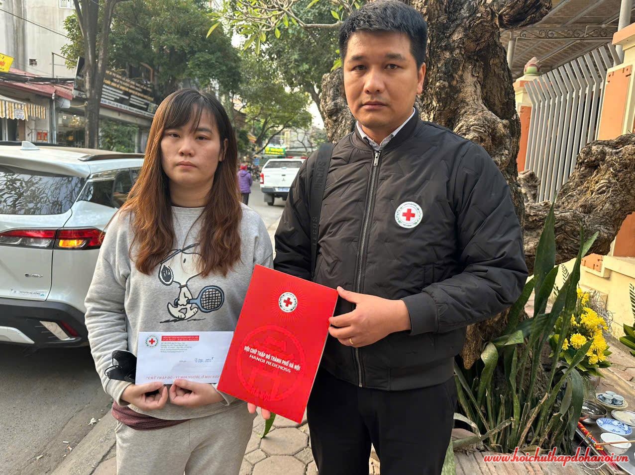 Thăm hỏi, chia sẻ mất mát với gia đình nạn nhân vụ cháy nhà ở Hà Đông