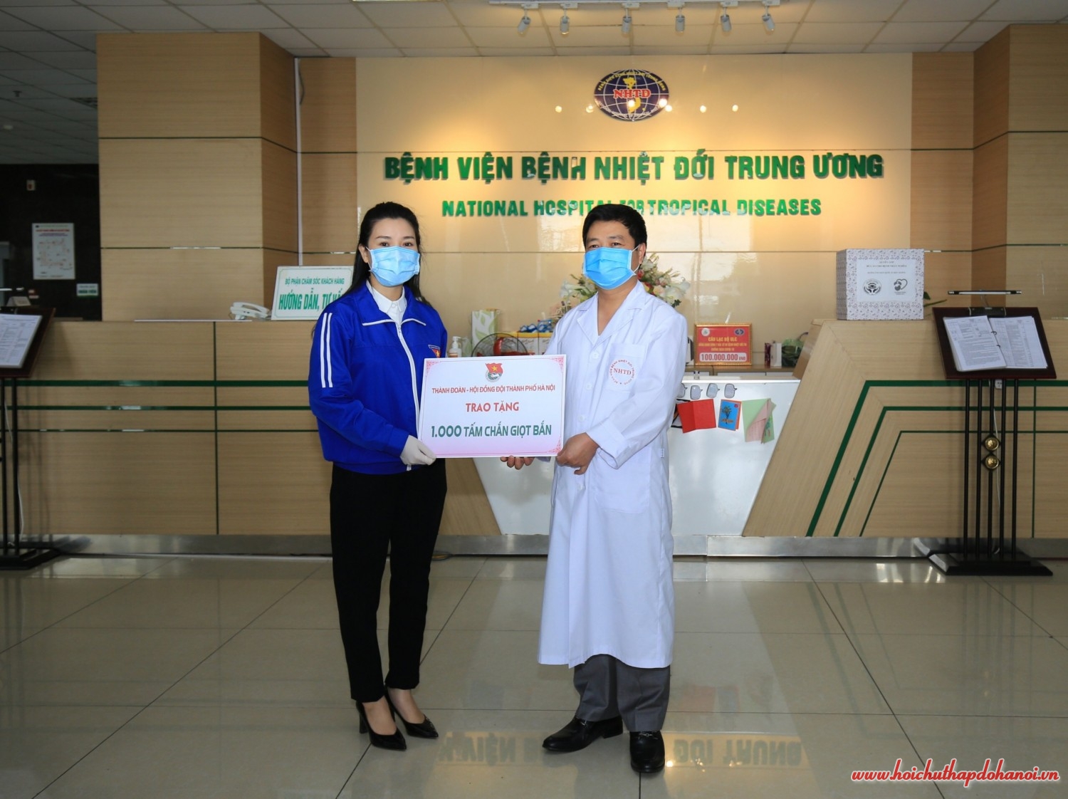 Trao tang BV Nhiet doi 2