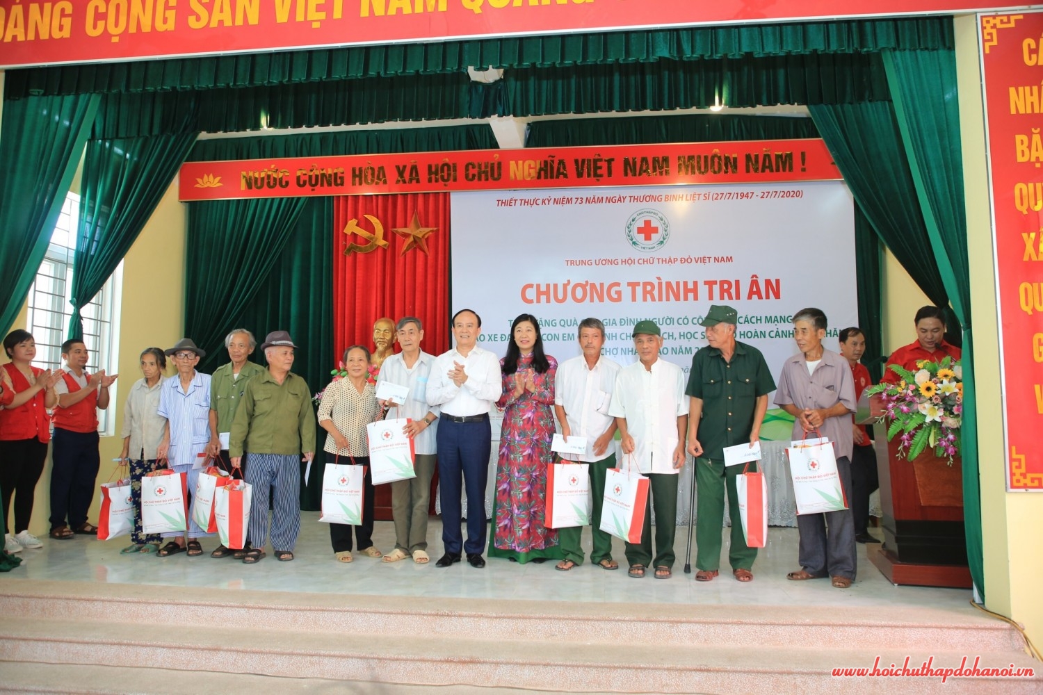 Bác Tuấn tặng quàJPG