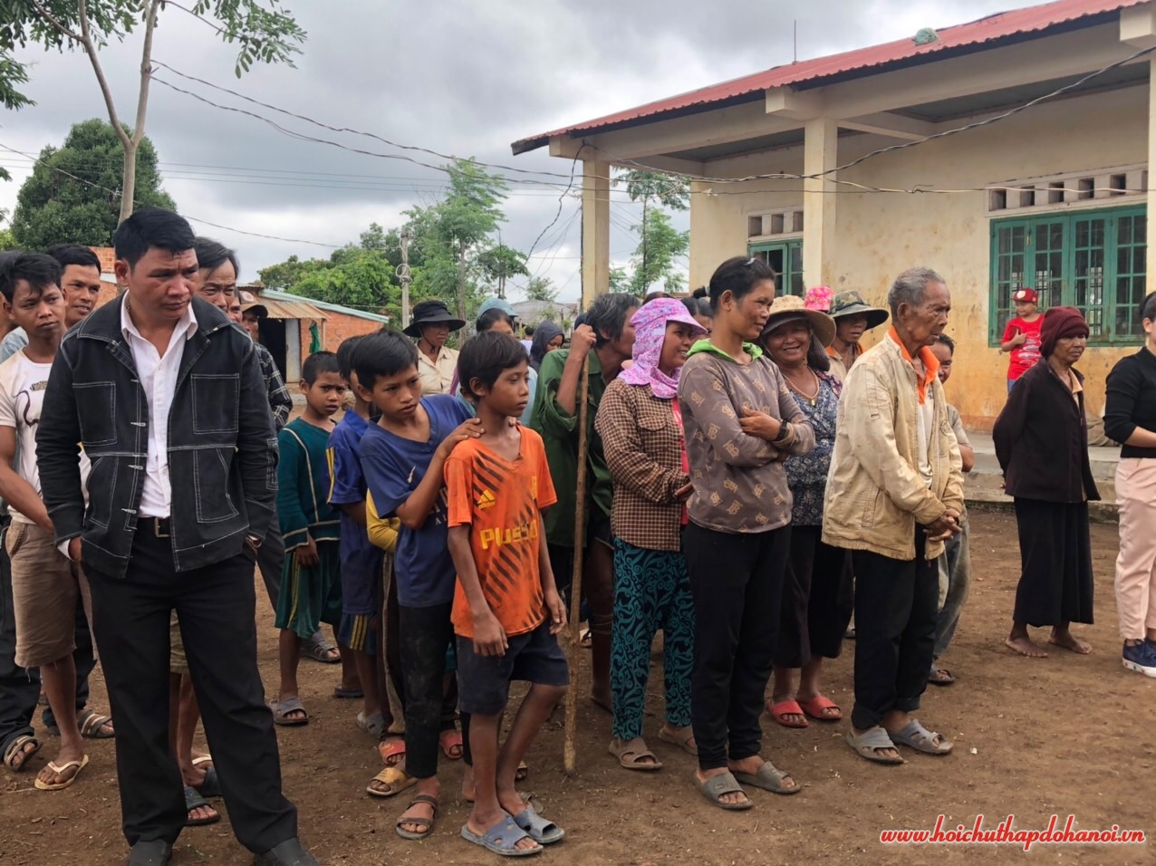 Tặng quà tại Chư Sê 2