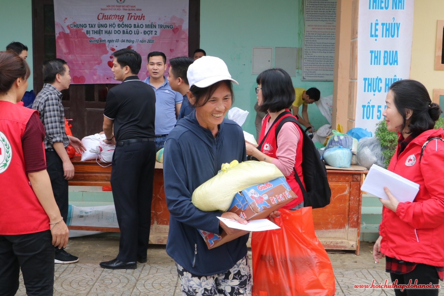 Người dân nhận quà Quảng Bình