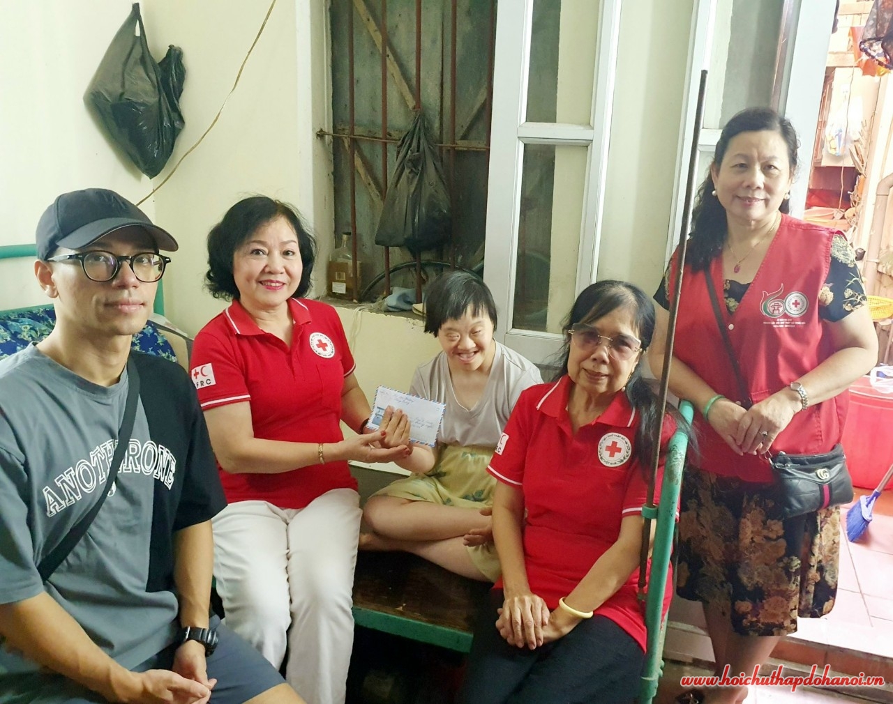 Bà Cao Thị Thu Hà Chủ tịch hội Chữ thập đỏ phường Hàng Trống 4